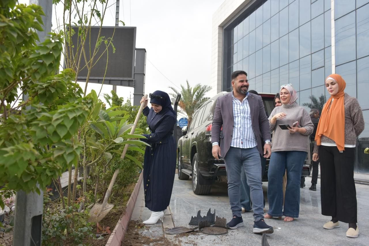 كلية صدر العراق الجامعة تطلق حملة تشجير لتعزيز المساحات الخضراء داخل الحرم الجامعي